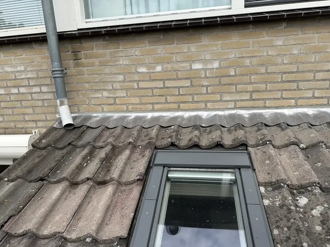 Nieuw lood- en zinkwerk langs de dakrand en schoorsteen