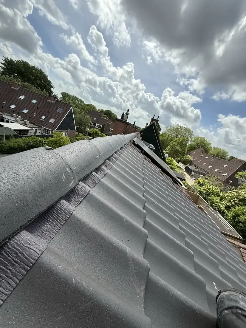 Vervangen nokvorsten op een pannendak in Noord-Holland